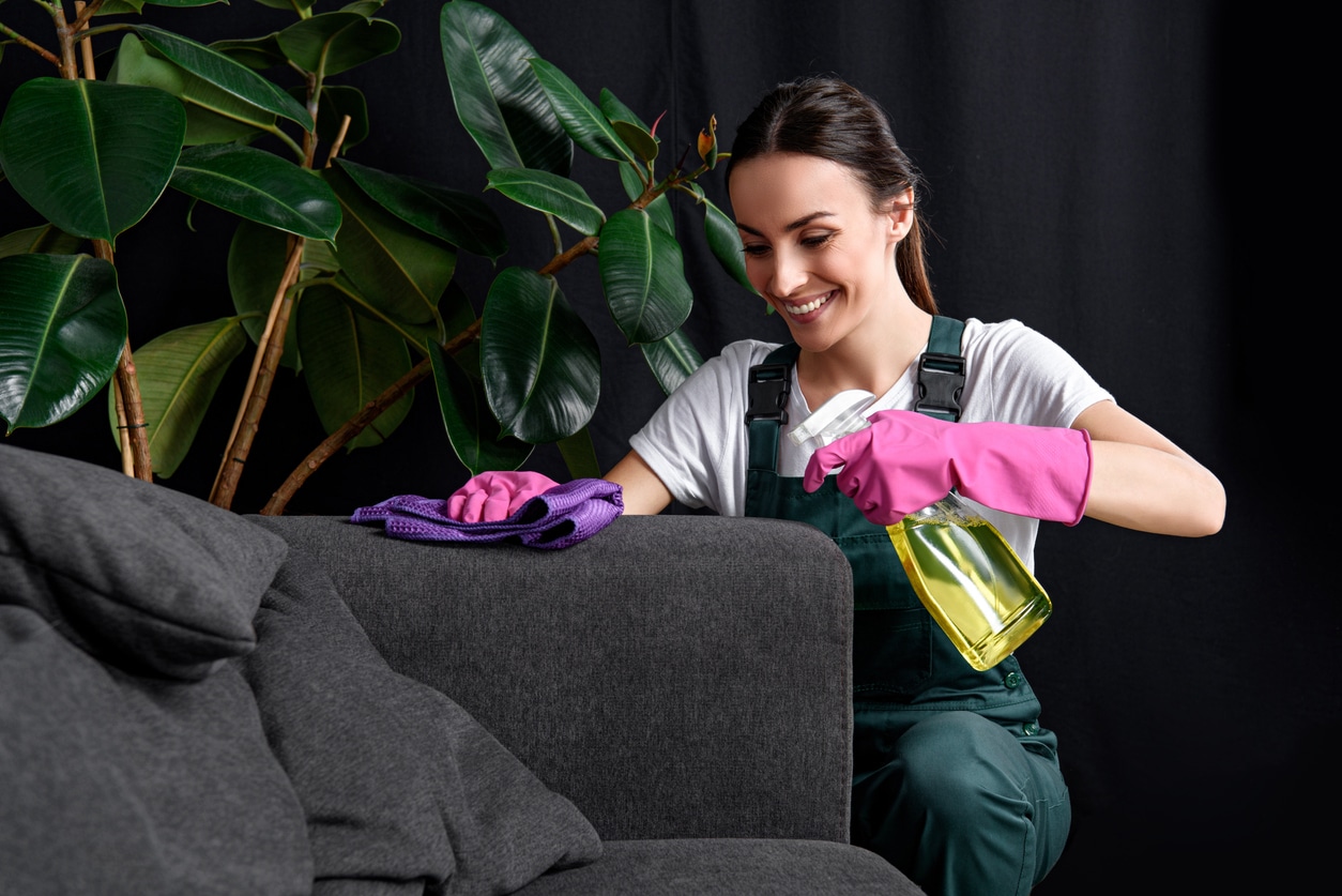 Comment nettoyer un canapé en tissu : les astuces Tediber